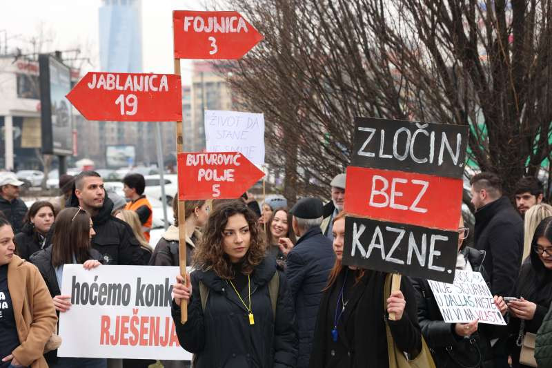 Ispred Vječne vatre jutros i građani: "Kako izgleda Dan nezavisnosti u poplavljenim područjima?"