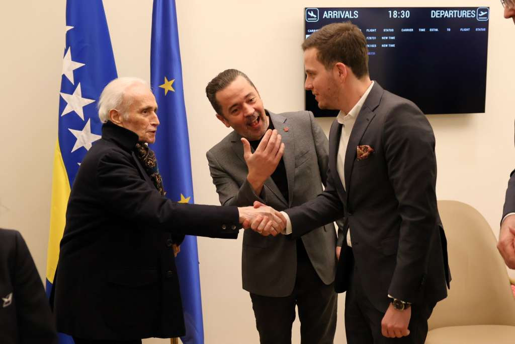 Slavni tenor Jose Carreras stigao u Sarajevo, na aerodromu ga dočekali zvaničnici