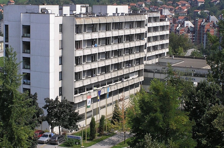 Tuzla: Pacijent izvršio samoubistvo skočivši sa drugog sprata UKC-a