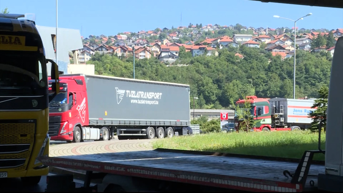 Kamioni ostaju parkirani na cestama