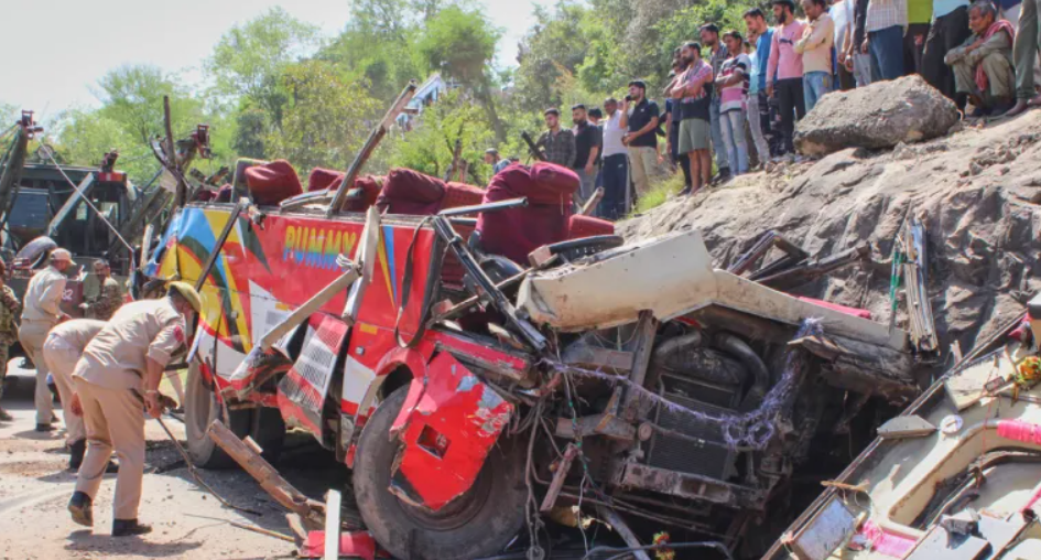 Putnički autobus sletio u Kashmiru, poginula 21 osoba, 61 povrijeđena