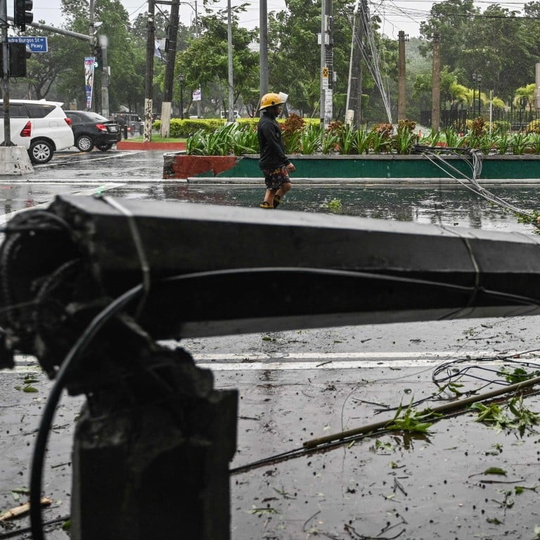 Tropska oluja usmrtila dvije osobe i blokirala zračni saobraćaj na Filipinima