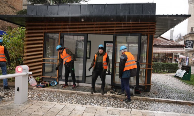 Počela demontaža i uklanjanje kioska Turističke zajednice KS