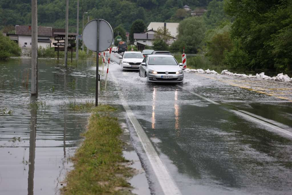 Na području općina Jablanica i Konjic ugroženo stanovništvo zbog velikih bujica i odrona