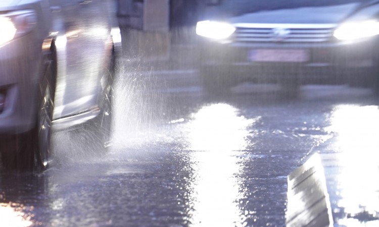 Otežan saobraćaj zbog jakih pljuskova, opasnost od odrona