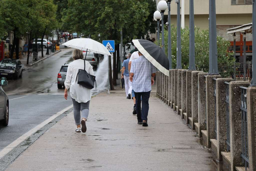 U većem dijelu BiH jutros kiša, poslijepodne smanjenje oblačnosti i prestanak padavina