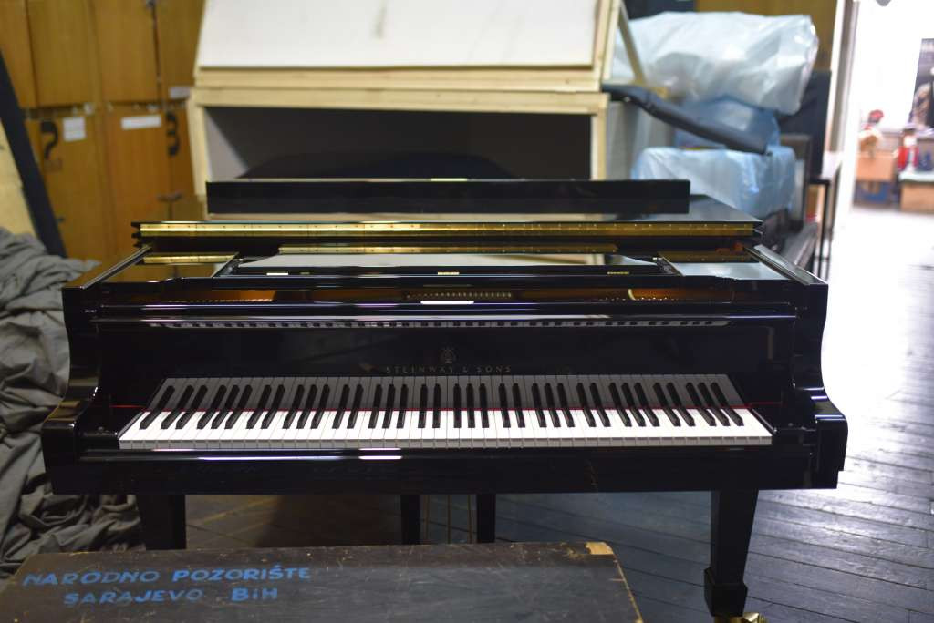 Premijer Forto simbolično predao ključeve novog koncertnog klavira direktoru Sarajevske filharmonije