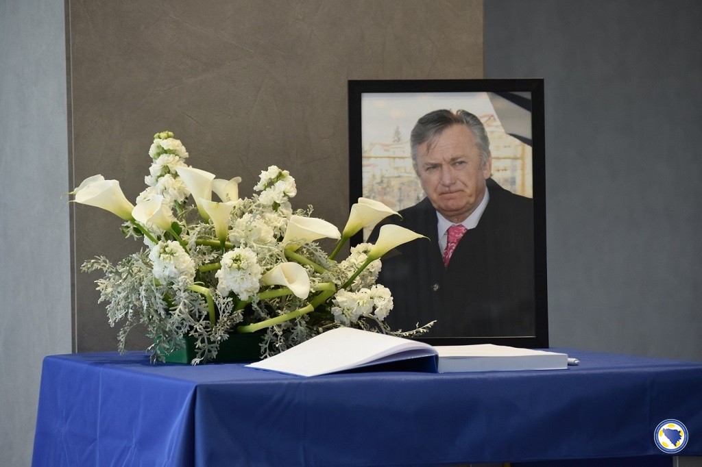 N/FS BiH: Otvorena knjiga žalosti povodom smrti Ivice Osima