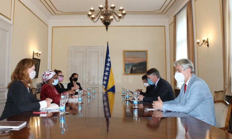 Komšić se sastao sa podsekretarkom UN-a: UN neće šutjeti na poricanje genocida