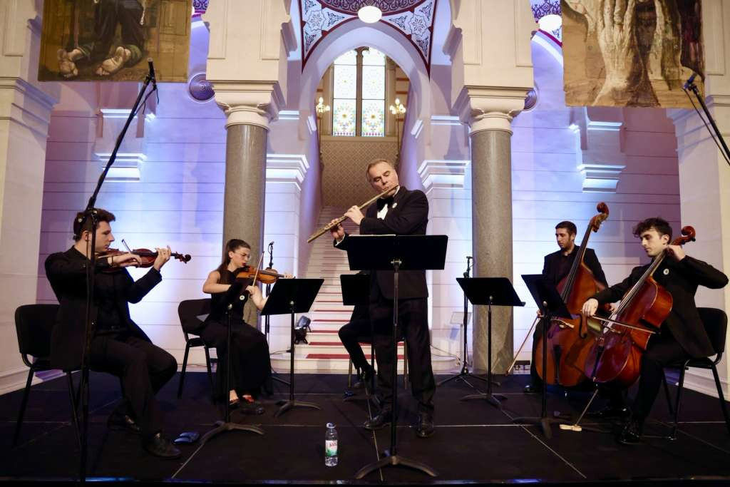 Sarajevo i Italija zajedno za istinu: Koncert u Vijećnici posvećen žrtvama Srebrenice