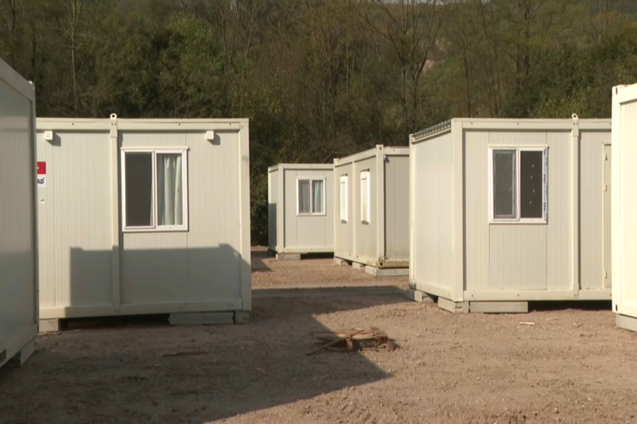 U Buturović polju postavljeno kontejnersko naselje. Volonteri čiste Jablaničko jezero