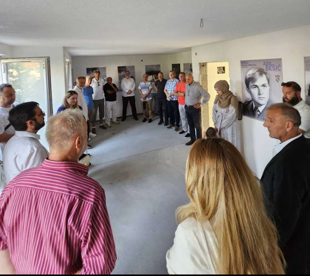 U Prijedoru otvorena izložba "Adil Bešić - Heroj oslobodilačkog rata" autorice Belme Ćuzović