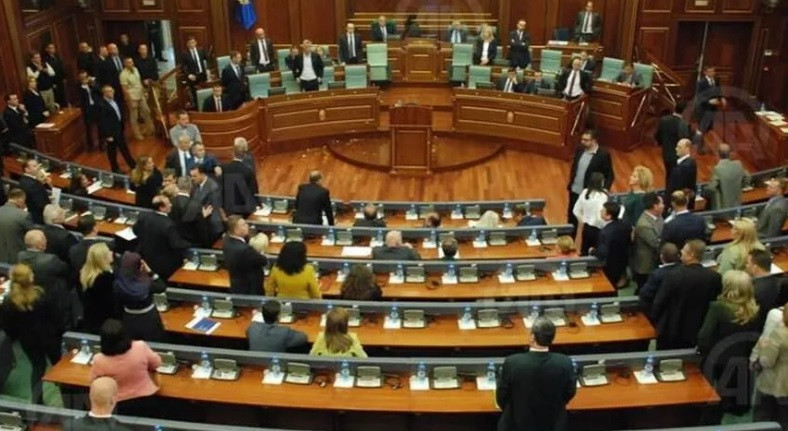 Haos u Skupštini Kosova: Kurtija gađali jajima, sjednica prekinuta