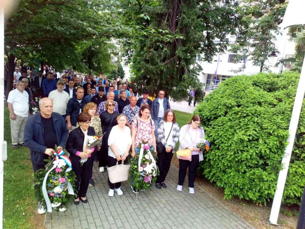Brčko - Obilaskom lokacija u centru grada obilježeno stradanje civila 1992. godine