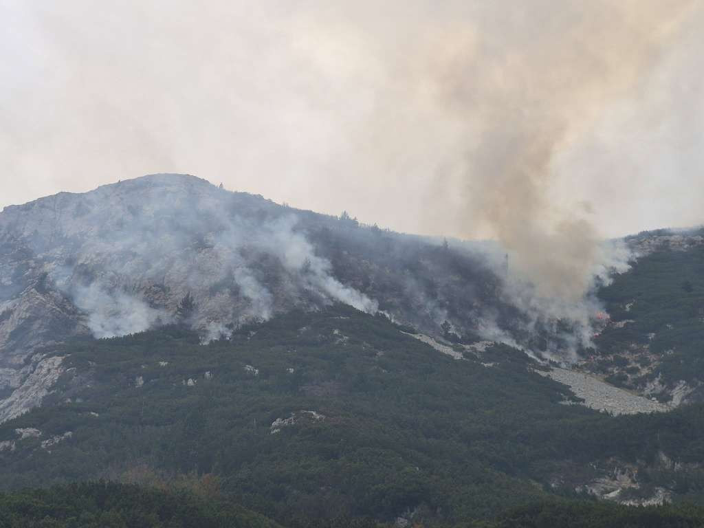 Požar na Čvrsnici i dalje aktivan: Vatra se širi podzemnim žilama, vatrogasci na terenu