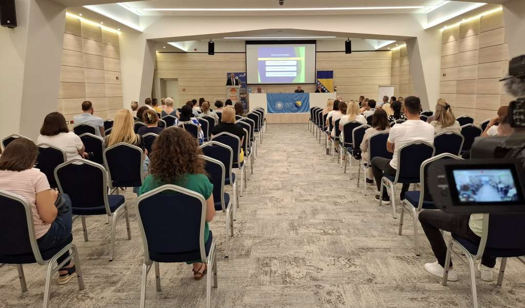 Velik broj sudionika na edukaciji članova sindikata SO Porezne uprave FBiH u Neumu