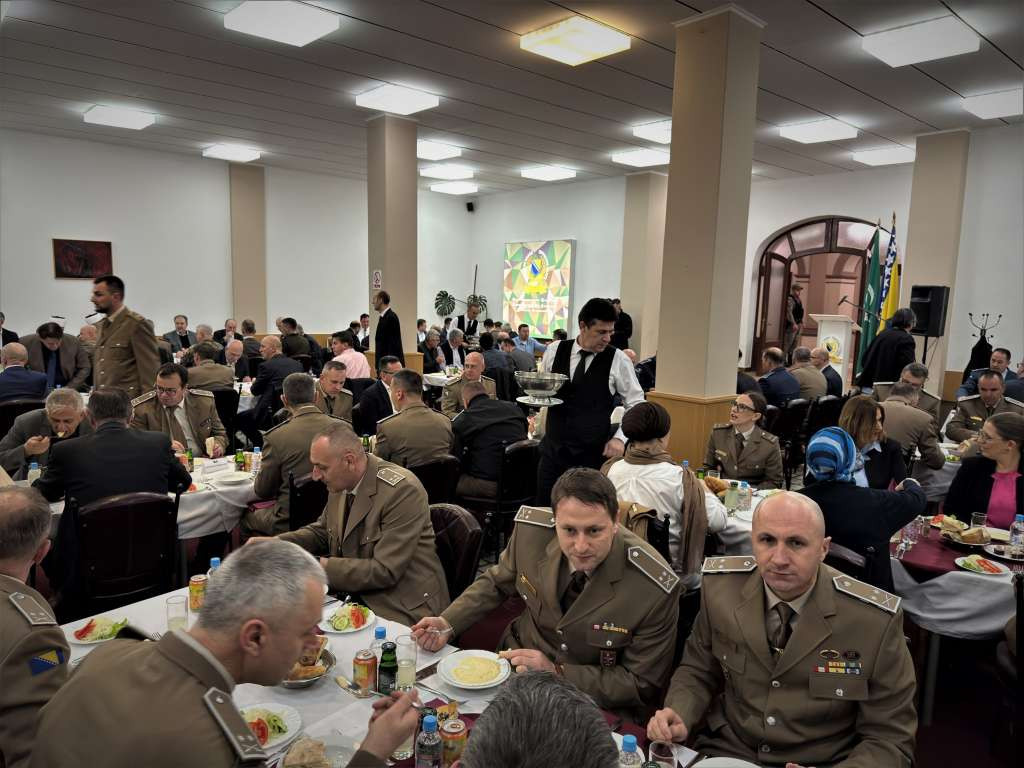 Održan tradicionalni iftar vojnog muftije Hadžića