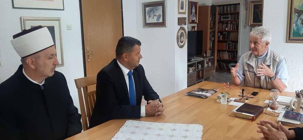 Hurtić u Kaknju osudio napad na župnika