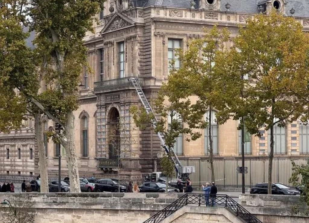 Žena optužena za saučesništvo u pljački nakita iz Louvrea