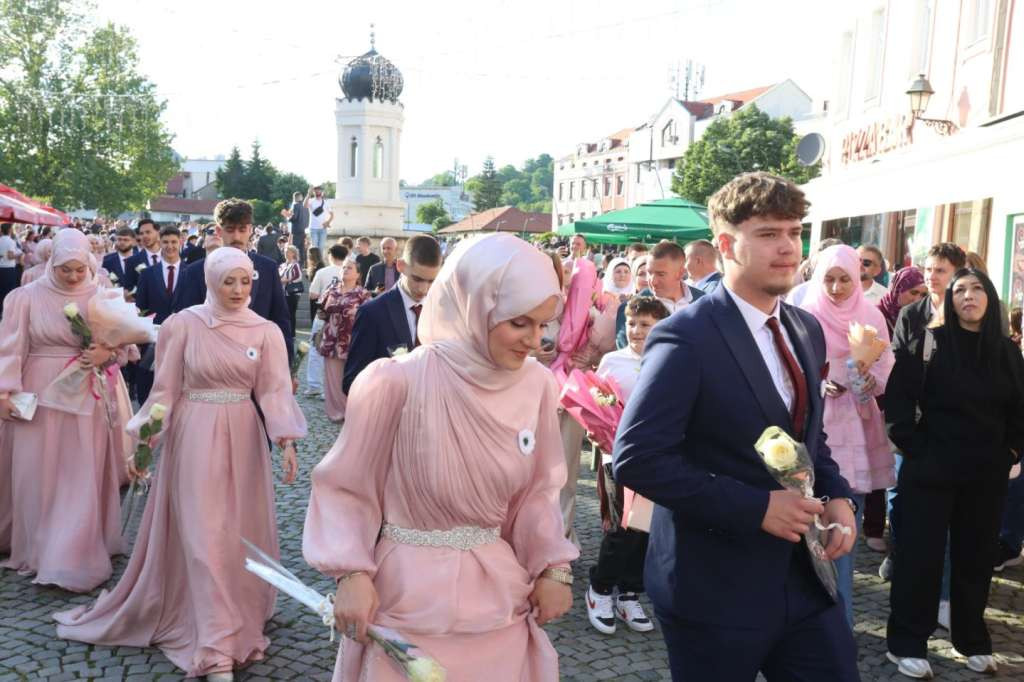 350. generacija maturanata Behram-begove medrese prošetala ulicama Tuzle i odala počast žrtvama Kapije