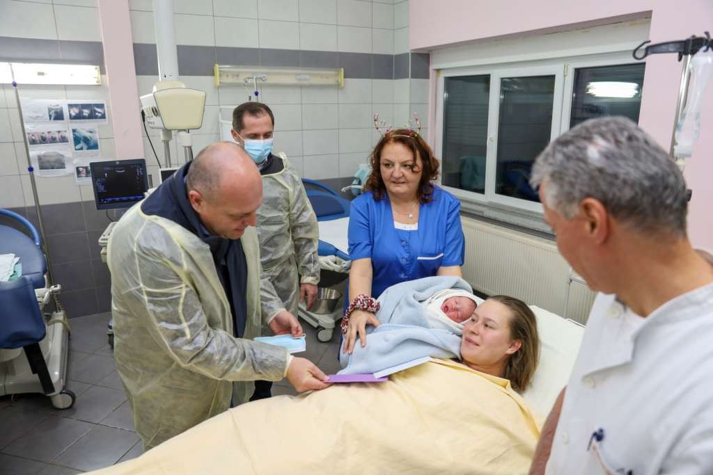 Premijer USK-a Ružnić obišao dežurne službe i darovao prvu bebu rođenu u 2026.