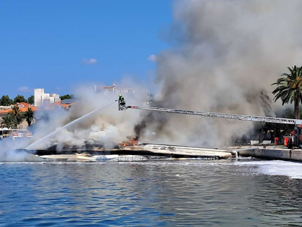Dva člana posade ozlijeđena u požaru na turističkom brodu u Makarskoj
