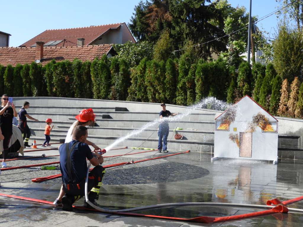 Dan otvorenih vrata tuzlanskih vatrogasaca na Trgu slobode