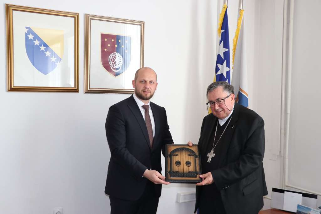 Okerić kardinalu Puljiću uručio Plaketu KS za doprinos u očuvanju mira, porukama tolerancije