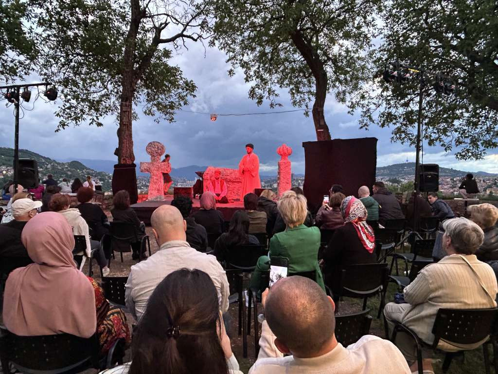 U Sarajevu izvedena predstava 'Vjernik', ambijent Žute tabije dao joj sasvim novu dimenziju