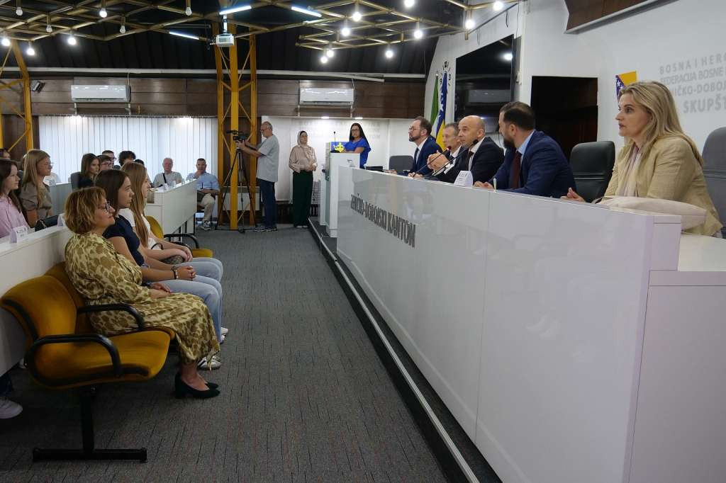 Premijer Pivić uručio po 500 KM učenicima generacije osnovnih i srednjih škola u ZDK