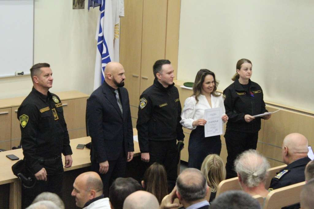 Isak uručio uvjerenja policijskim službenicima o završenom kursu kriminalističke tehnike