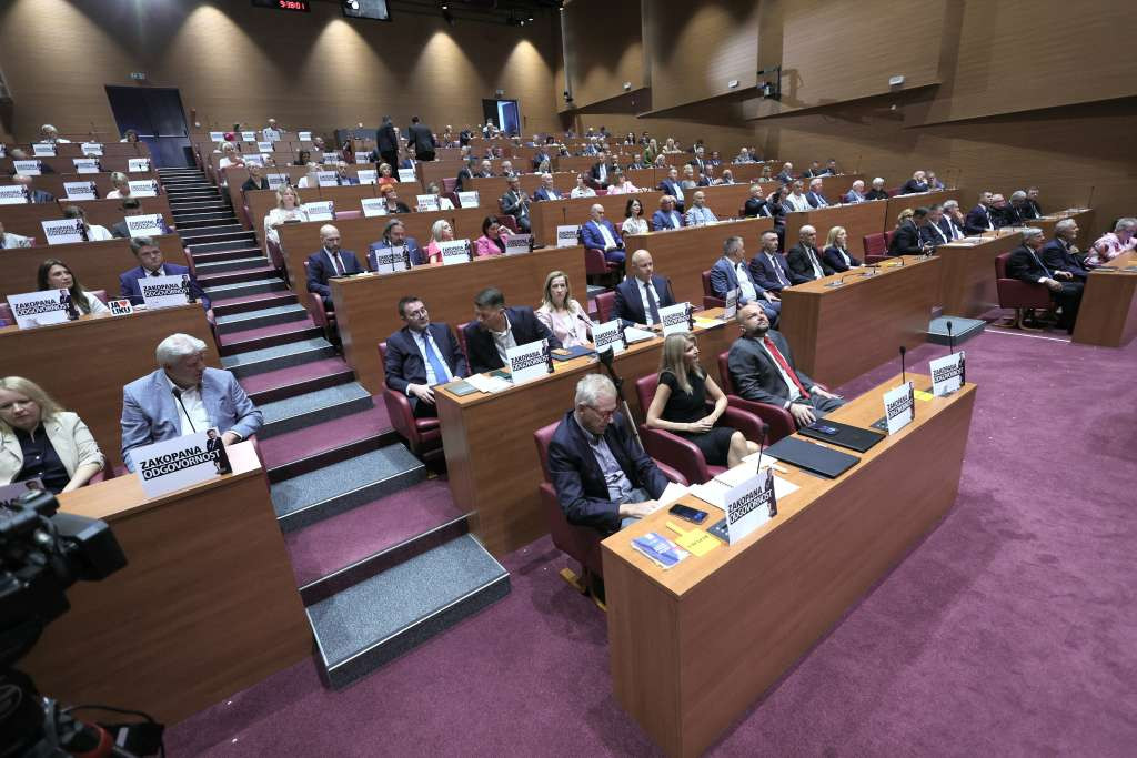 Nakon 18 sati završena rasprava u Saboru o opasnom otpadu kod Gospića