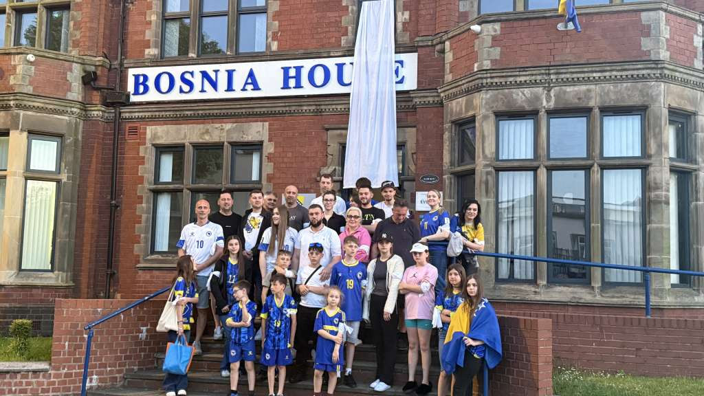 Na Bosanskoj kući u Birminghamu istaknuta bijela zastava u znak sjećanja na žrtve Prijedora