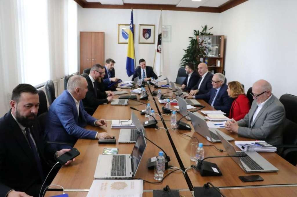 Vlada KS-a: Zaposlenim koji primaju plaće iz Budžeta KS-a od naredne godine osnovica se povećava