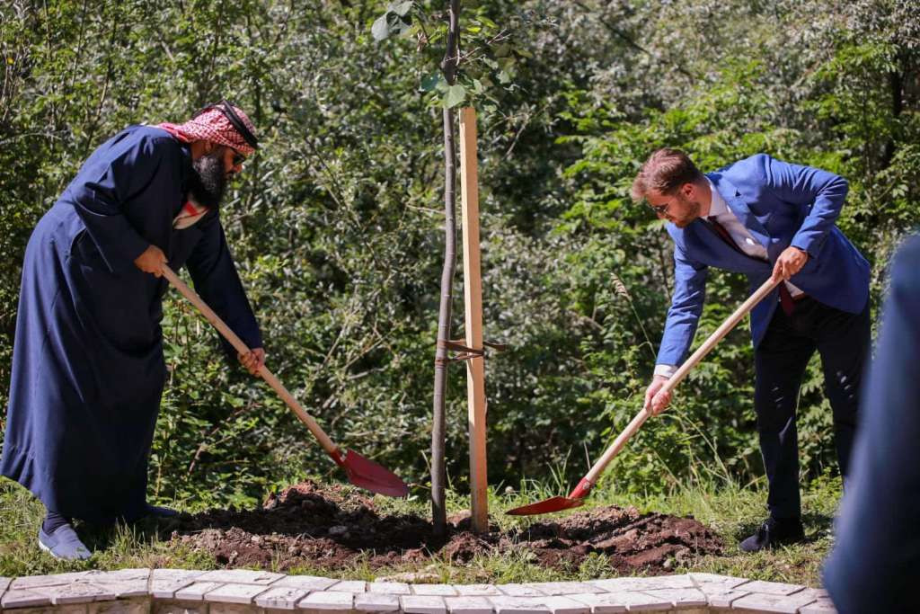Ambasador Katara u BiH zasadio lipu u Aleji ambasadora u Sarajevu
