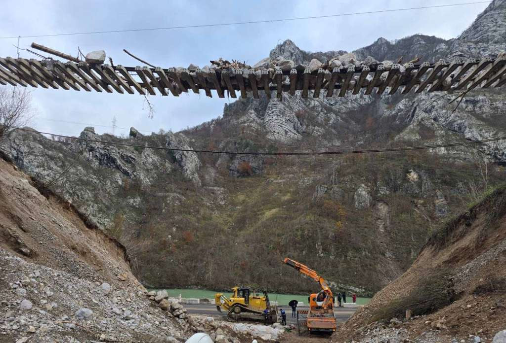I dalje se radi na raščišćavanju ruševina i sanaciji putnih komunikacija  u Donjoj Jablanici
