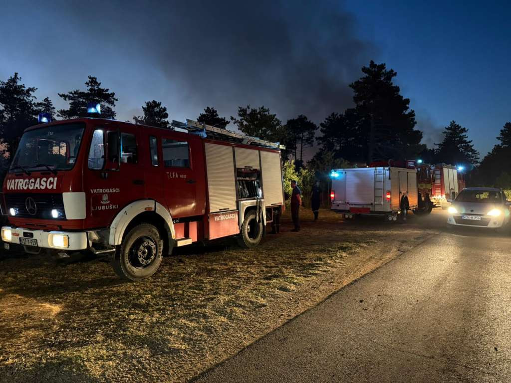 Požar kod Ljubuškog još uvijek aktivan, vatrogasci na terenu
