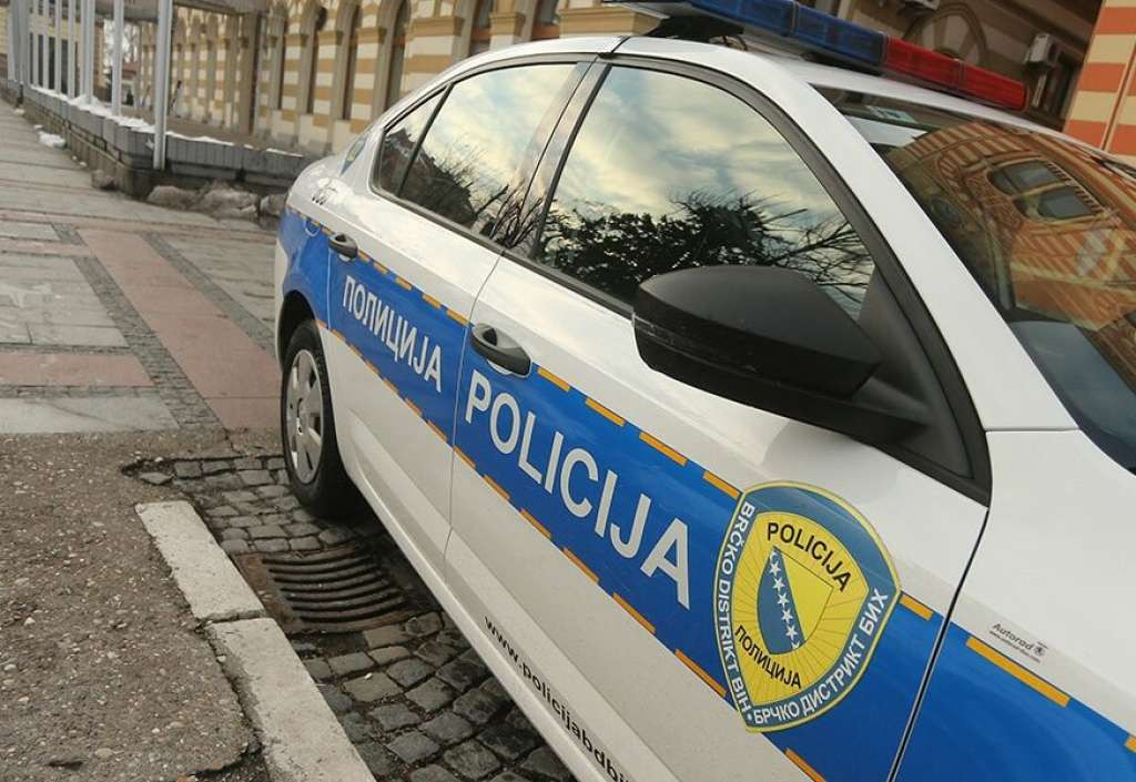 Zapaljena zastava BiH na zgradi Ureda za reviziju u Brčkom, počinilac zasad nepoznat