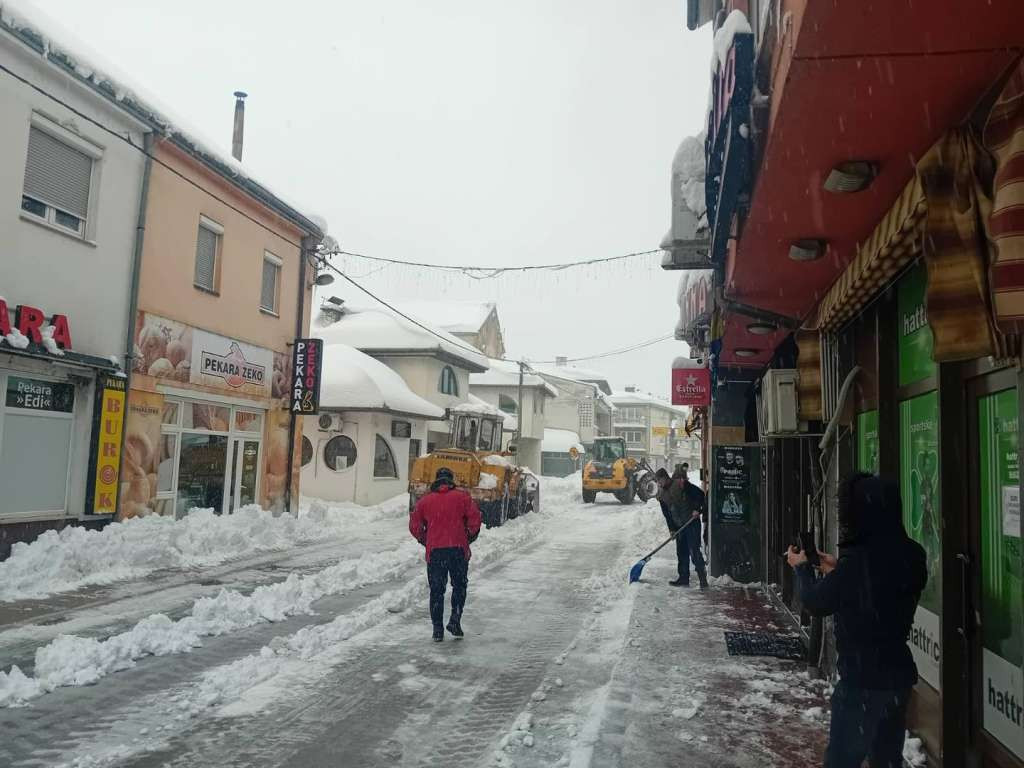 Bosanski Petrovac proglasio stanje elementarne nepogode, snijeg blokirao sela