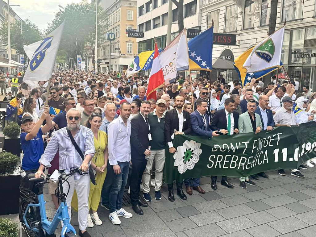 Beč odaje počast žrtvama genocida u Srebrenici - Kamen temeljac za spomenik, marš i komemoracija