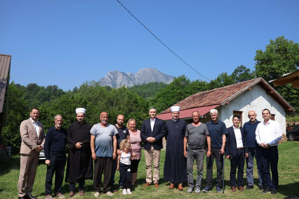 Bećirović razgovarao s mještanima Tjentišta, zanemarenost izgradnje lokalne infrastrukture