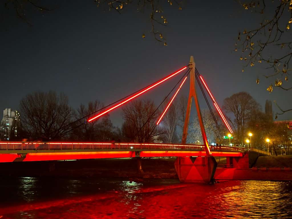 Mostovi u Zenici osvijetljeni crvenom bojom u znak solidarnosti s Turskom
