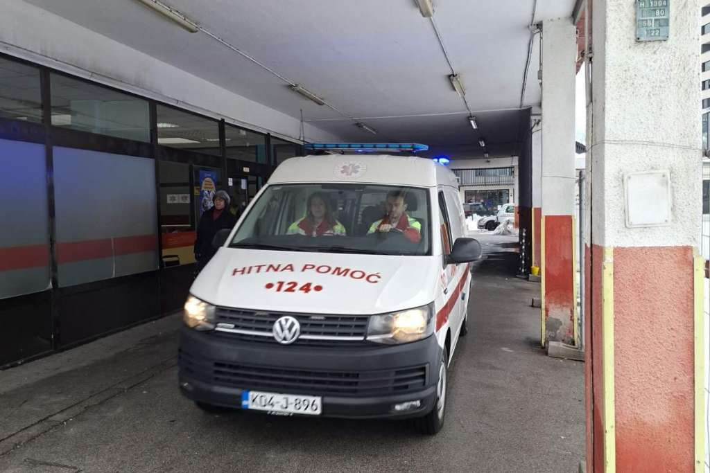 Četvero ozlijeđenih u saobraćajnoj nesreći u Šujici, jedna osoba teško ozlijeđena