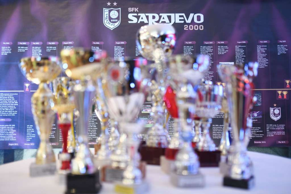 U Pozorištu mladih održana izložba "Dame u kopačkama" o SFK 2000 Sarajevo