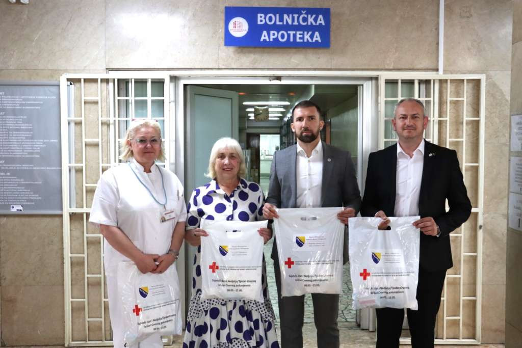 Federalno ministarstvo rada i socijalne politike i Crveni križ daruju novorođenčad u porodilištima