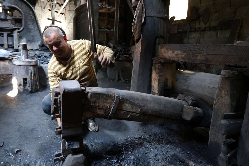 Dražen Jozeljić čuva tradiciju staru 700 godina: U Oćeviji se željezo i danas kuje snagom vode