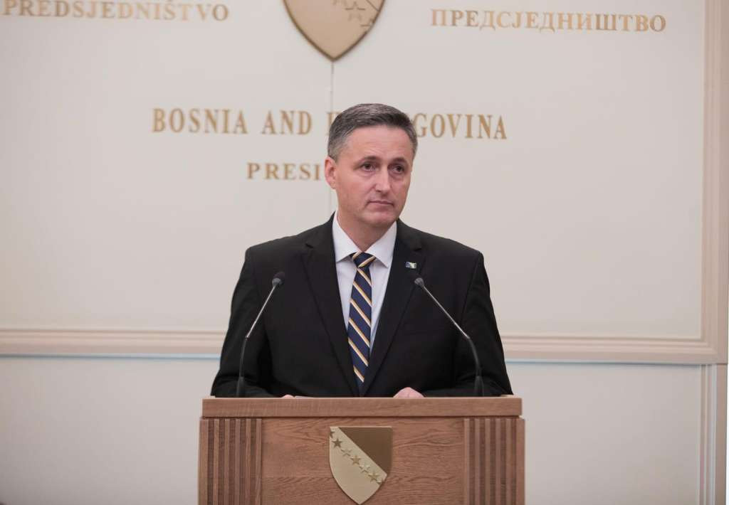 Bećirović uputio čestitku povodom Uskrsa i Vaskrsa