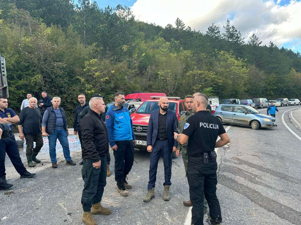 Ministar Isak sa pripadnicima Specijalne policijske jedinice na terenu u ugroženim općinama
