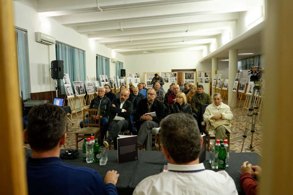 U Goraždu predstavljena knjiga 'Dolazimo u miru' i otvorena izložba fotografija
