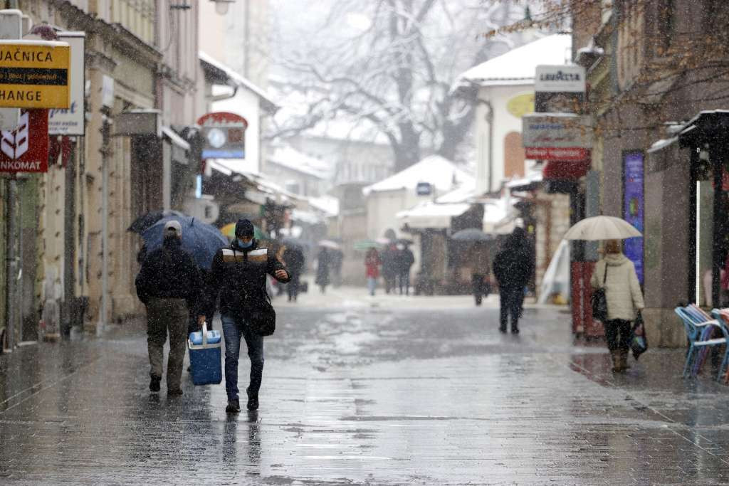 I sutra padavine, u Hercegovini kiša, u Bosni u nizinama kiša i susnježica, na planinama snijeg
